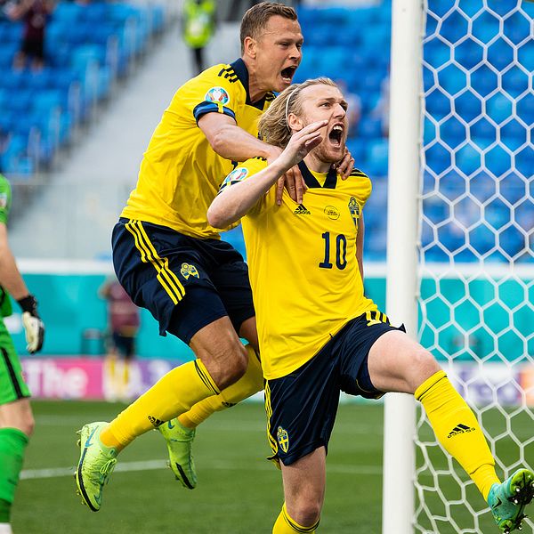 Målskytten Emil Forsberg jublar, tillsammans med Viktor Claesson, efter 1-0 mot Slovakien.