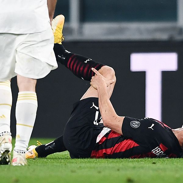 Zlatan Ibrahimovic vrider sig i smärtor i en Serie A-match mot Juventus den 9 maj.