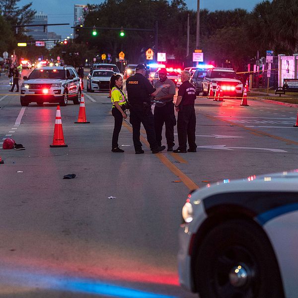 Polisavspärrningar i Winton Manors, Florida efter dådet då en bilist körde in i en folkmassa.