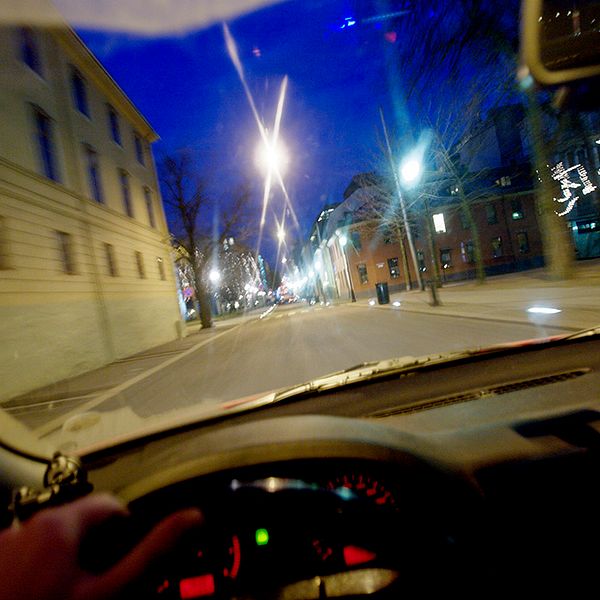 Bil som åker på gata på kvällen.