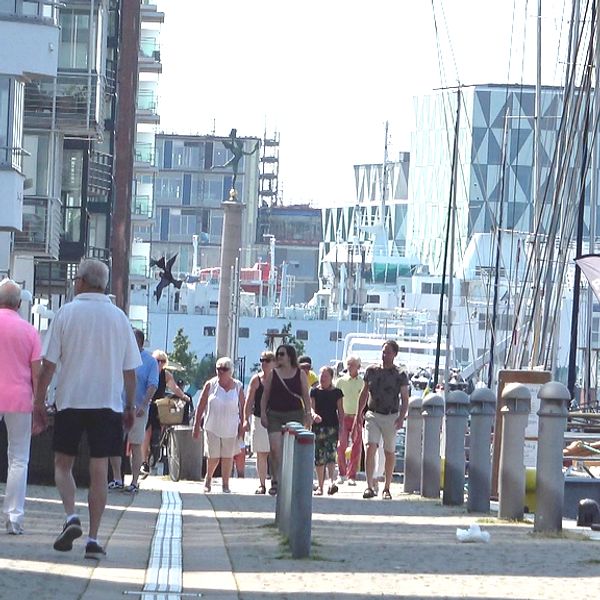 Folk som promenerar i solen i Norra hamnen i Helsingborg.