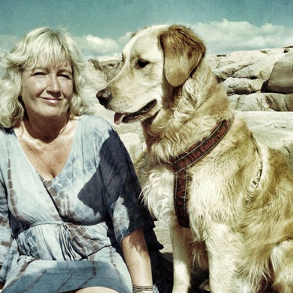 Erika Bjerström med hunden Harpo.