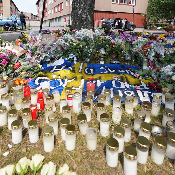 Mängder av ljus och blommor har placerats under en björk i Biskopsgården, nära den plats där en 33-årig polis mördades den 30 juni.