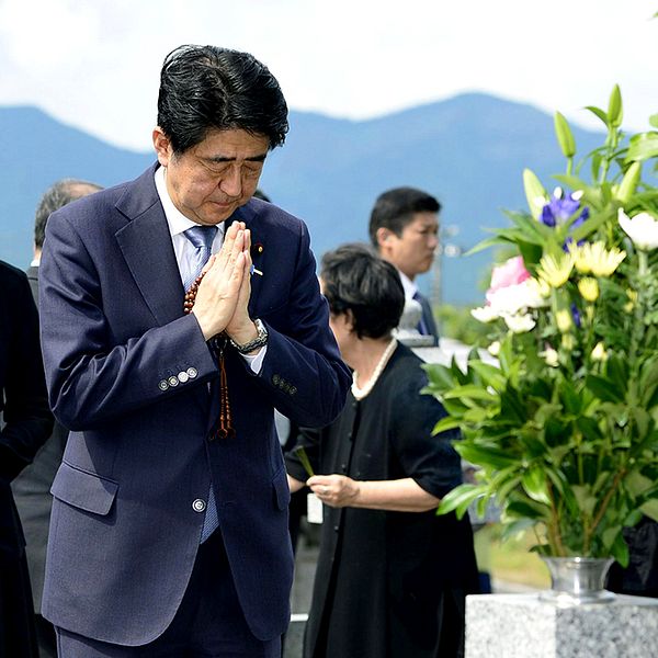 Den japanska premiärministern Shinzo Abe besökte sina görfäders grav i Nagato, västra Japan. Senare på fredagen bad han Kina och Sydkorea om ursäkt för krigsbrott begångna under andra världskriget.