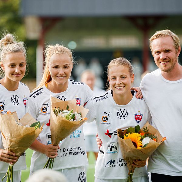 Trion Björn, Viggosdottir och Anvegård tackades av innan match.