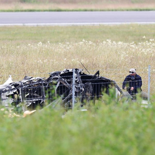 Polis är på plats  på Örebro flygplats vid ett flygplansvrak som störtat och där nio personer omkommit.
