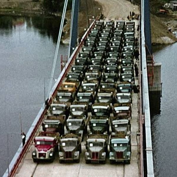 Lastbilar testar bron