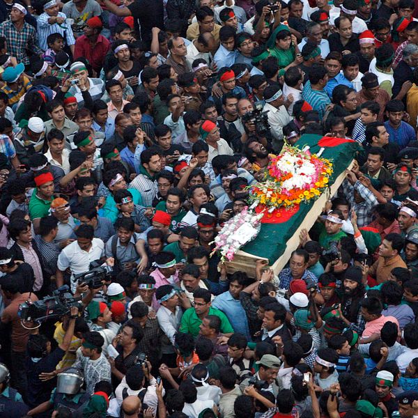 Kistan med den mördade bloggarna Ahmed Rajib Haider bärs till begravningen i Dhaka.