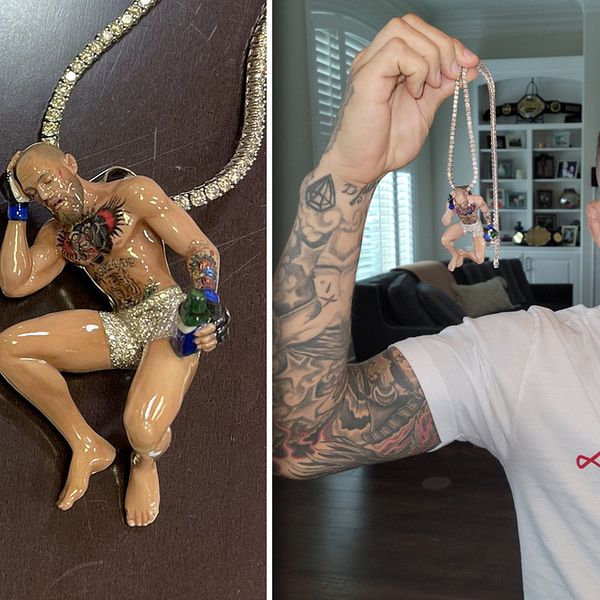 MMA-stjärnan Dustin Poirier håller upp sin ”Sleepy McGregor”-kedja som han nu ska auktionera ut. Pengarna ska gå till välgörenhet.