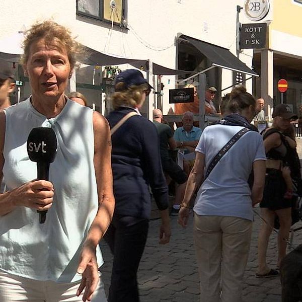 reporter Lena Liljeborg på gata i Visby
