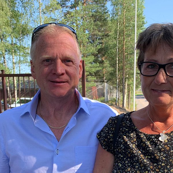 Stern Hollander och Monika Svensson i entrén till Orrskogen i Malung