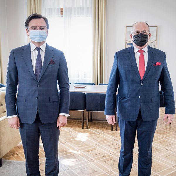 Ukrainas utrikesminister Dmytro Kuleba (vänster) och Polens utrikesminister Zbigniew Rau (höger).