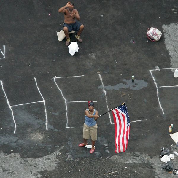 New Orleans-bor står på ett hustak i väntan på att bli räddade undan Katrina. Över 1.800 människor dog när Katrina svepte över USA:s sydstater.