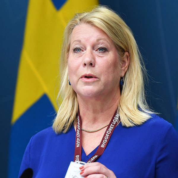 Branschorganisationen Byggföretagens vd Catharina Elmsäter-Svärd under en pressträff i Rosenbad. Hon står framför svenska flaggor iförd en mörkblå blus.