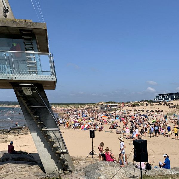 hopptornet i tylösand, fullt med badgäster på stranden