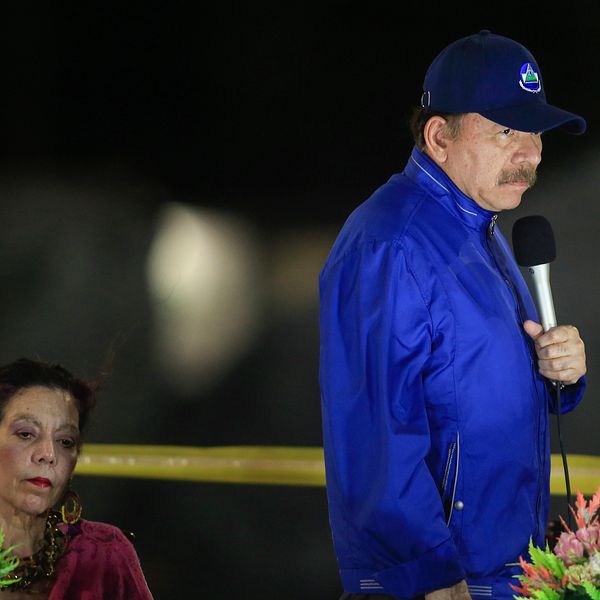 Nicaraguas president Daniel Ortega med sin hustru och vicepresident Rosario Murillo i bakgrunden. Arkivbild.