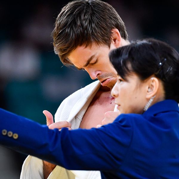 Sveriges Tommy Macias skadad och plåstras om i matchen mot Akil Gjakova, Kosovo, i judons 73-kilosklass under sommar-OS i Tokyo