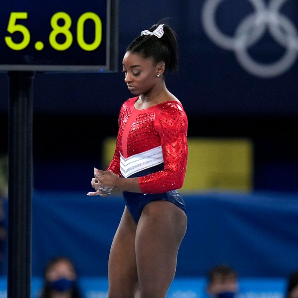 Simone Biles under lagfinalen.