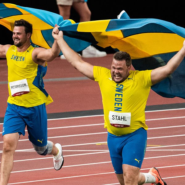 Med varsin svensk flaggade firade OS-medaljörerna Daniel Ståhl (höger) och Simon Pettersson (vänster) på arenan i Tokyo.