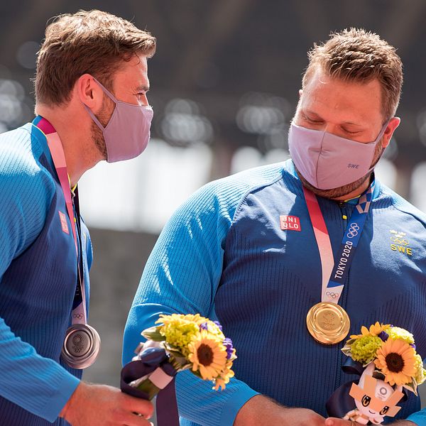 Simon Pettersson och Daniel Ståhl vid medaljceremonin i Tokyo.