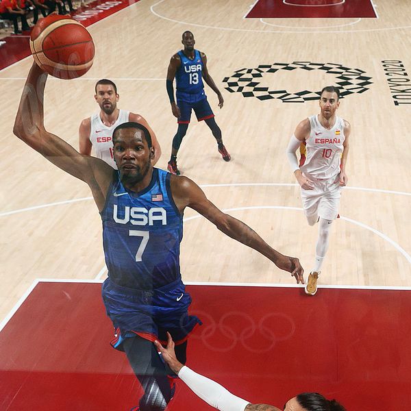 Kevin Durant dunkar i OS-kvartsfinalen mot Spanien.