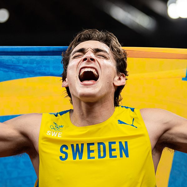 Armand Duplantis jublar med den svenska flaggan efter OS-guldet.
