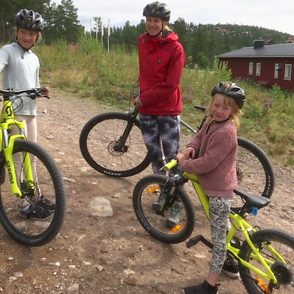 Familj står med sina cyklar ute vid Orsa Grönklitt.