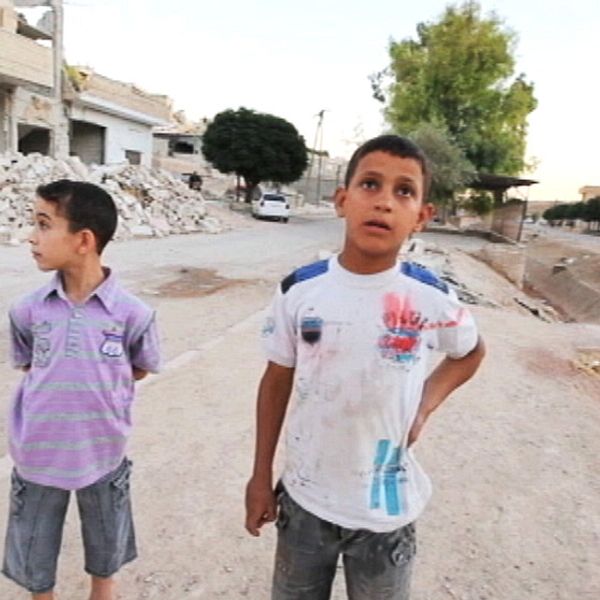 Pojken till höger såg många i sin familj dödas i byn Latamneh i Syrien.