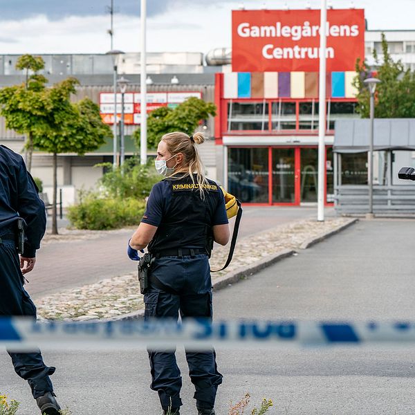 På onsdagen väcks åtal mot tre unga män som förra sommaren avlossade flera skott utanför Gamlegårdens köpcentrum i Kristianstad. Arkivbild.
