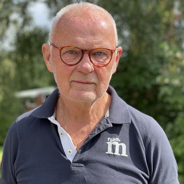En man i Nya moderaternas piké tröja.