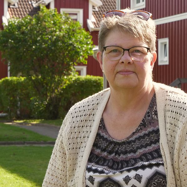 Carina Lundqvist, Tidaholm, framför rödmålade hus
