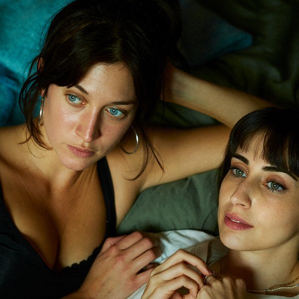 Julia Ragnarsson och Dilan Gwyn spelar huvudrollerna i Viaplays originalserie Två systrar.