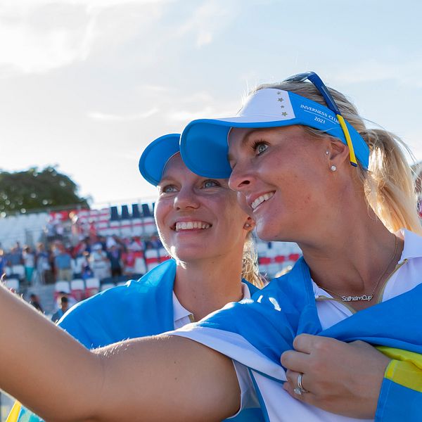 Anna Nordqvist (till höger) tar en selfie med Madelene Sagström efter segern.