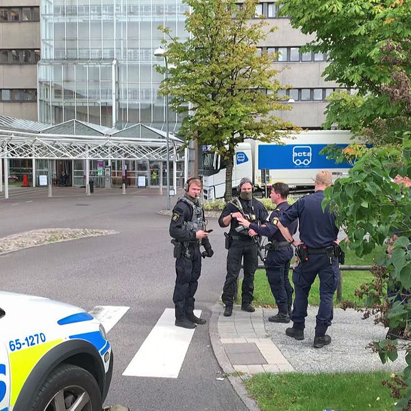 beväpnade poliser framför sjukhusentren