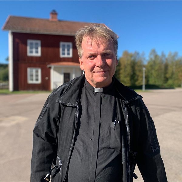 Hör prästen Johan Bonander berätta om känslorna i bygden, kvällens minnesstund och Posomgruppens arbete.
