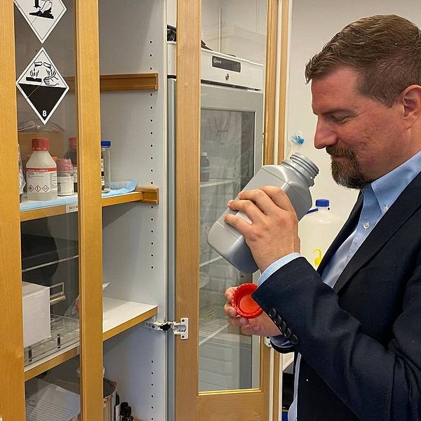 Forskare luktar på ett av doftproverna från ett skåp.