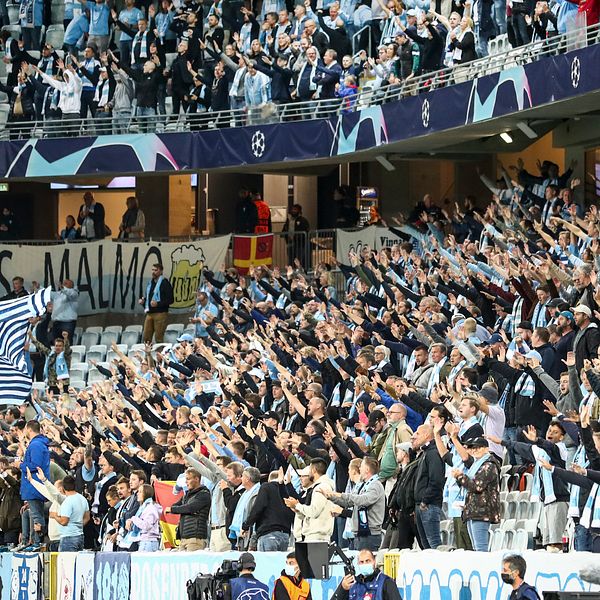 Malmö FF har markerat mot att supportrar kastat in föremål på plan. Arkivbild.