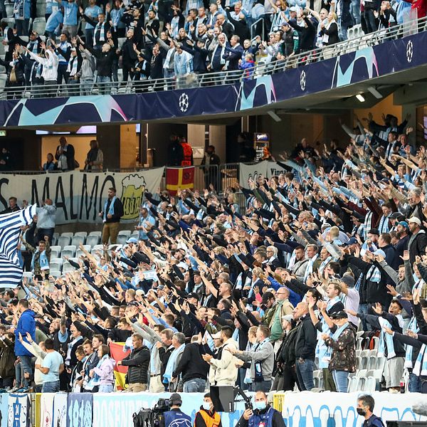 Malmö FF har markerat mot att supportrar kastat in föremål på plan. Arkivbild.