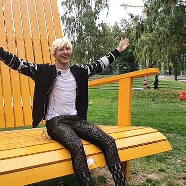 Andrew Cassara i jättestol i Strömsparken i Norrköping