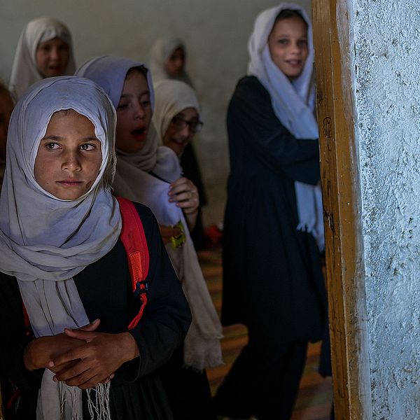 Flickor vid en skola för yngre elever i Kabul.