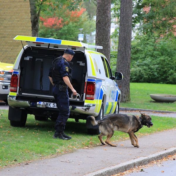 Polis arbetar i närheten av den misstänkta brottsplatsen.