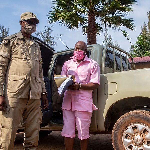 Paul Rusesabagina i handklovar och iklädd en rosa fängelseuniform, när han anländer till en domstol i huvudstaden Kigali september 2020.