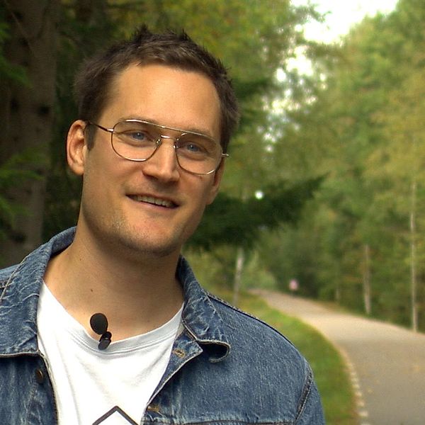 Filmaren Nils Granberg blir intervjuad vid en cykelväg.