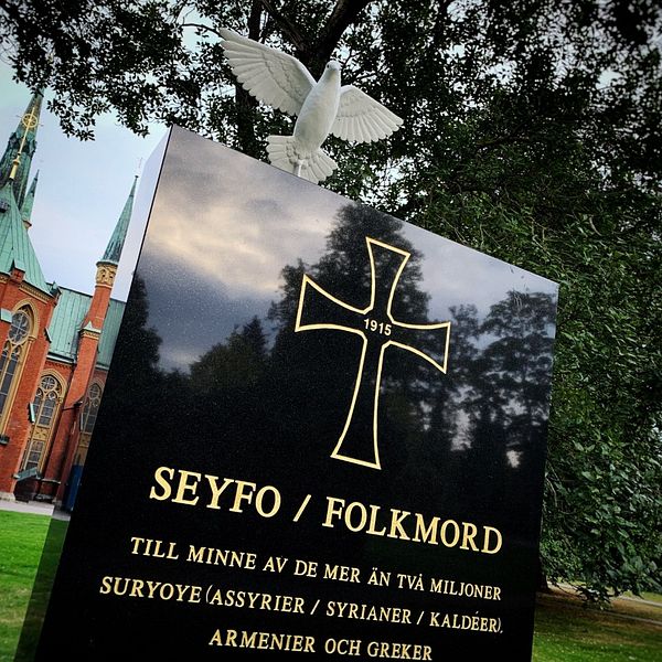 Ett minnesmonument över folkmordet Seyfo 1915, i svart granitsten med en vit skulptur av en duva på toppen i folketspark i Norrköping.