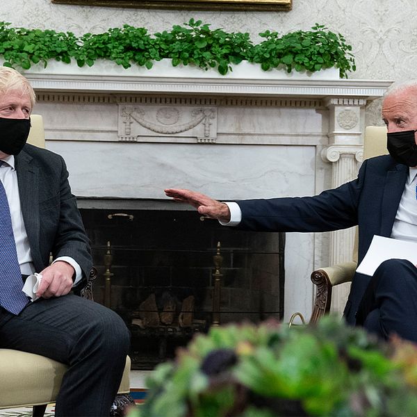 Boris Johnson och Joe Biden sitter i fåtöljer i Vita huset.