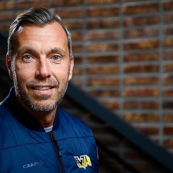 Johan Hult, sportchef i HV71, poserar för porträtt under hockeyallsvenskans upptaktsträff.