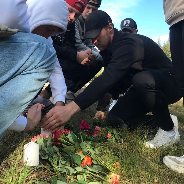 Under fredagen samlades ett tiotal ungdomar från Vetlanda för att tända ljus och hedra sina vänner som omkom i en svår trafikolycka på torsdagen.