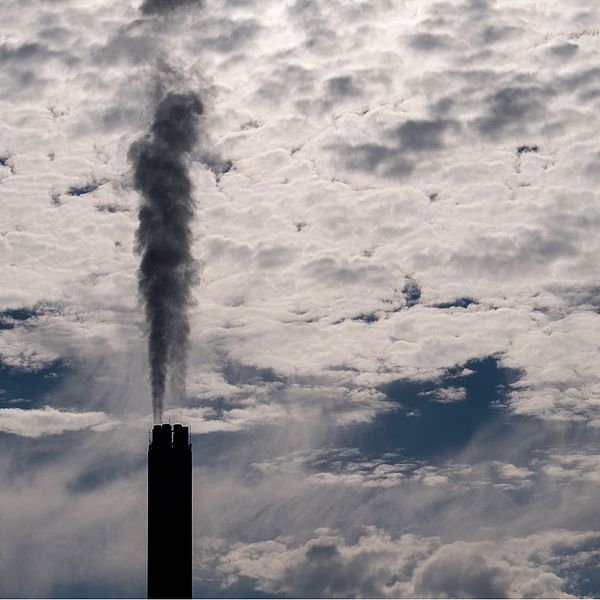 Ttillverkare av fossila bränslen och branscher med höga utsläpp fått 70 procent mer stödpengar än vad som gått till förnybar energi, Stockholm Environment Institute.