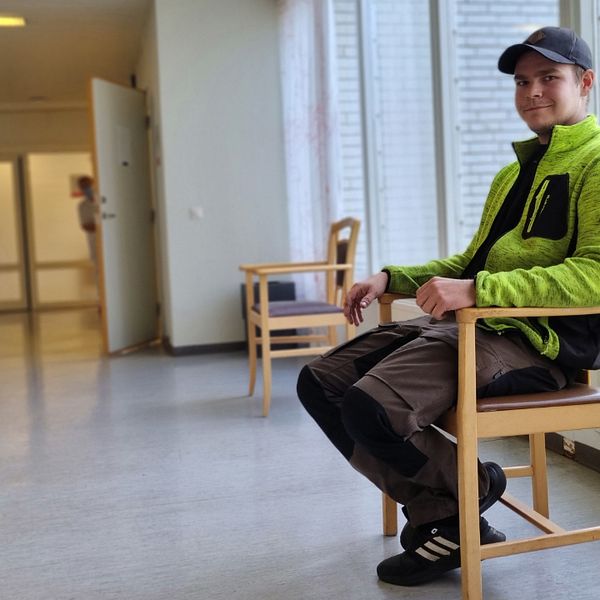 23-åriga Gustaf Fresén Dahllöf bor i Högsby kommun. Han har tagit sig till hälsocentralen i Högsby för att få sin första dos vaccin under drop in.
