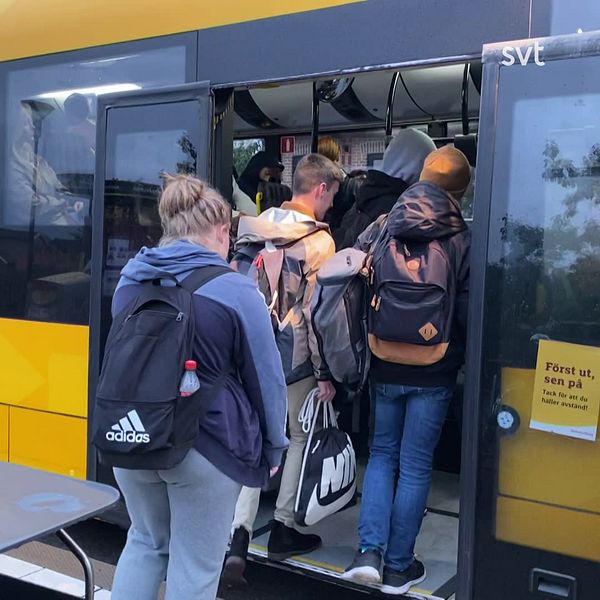 Personer tränger in sig på en buss